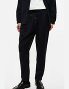 Pantalon de ville coupe jogging, bleu marine, porté de profil