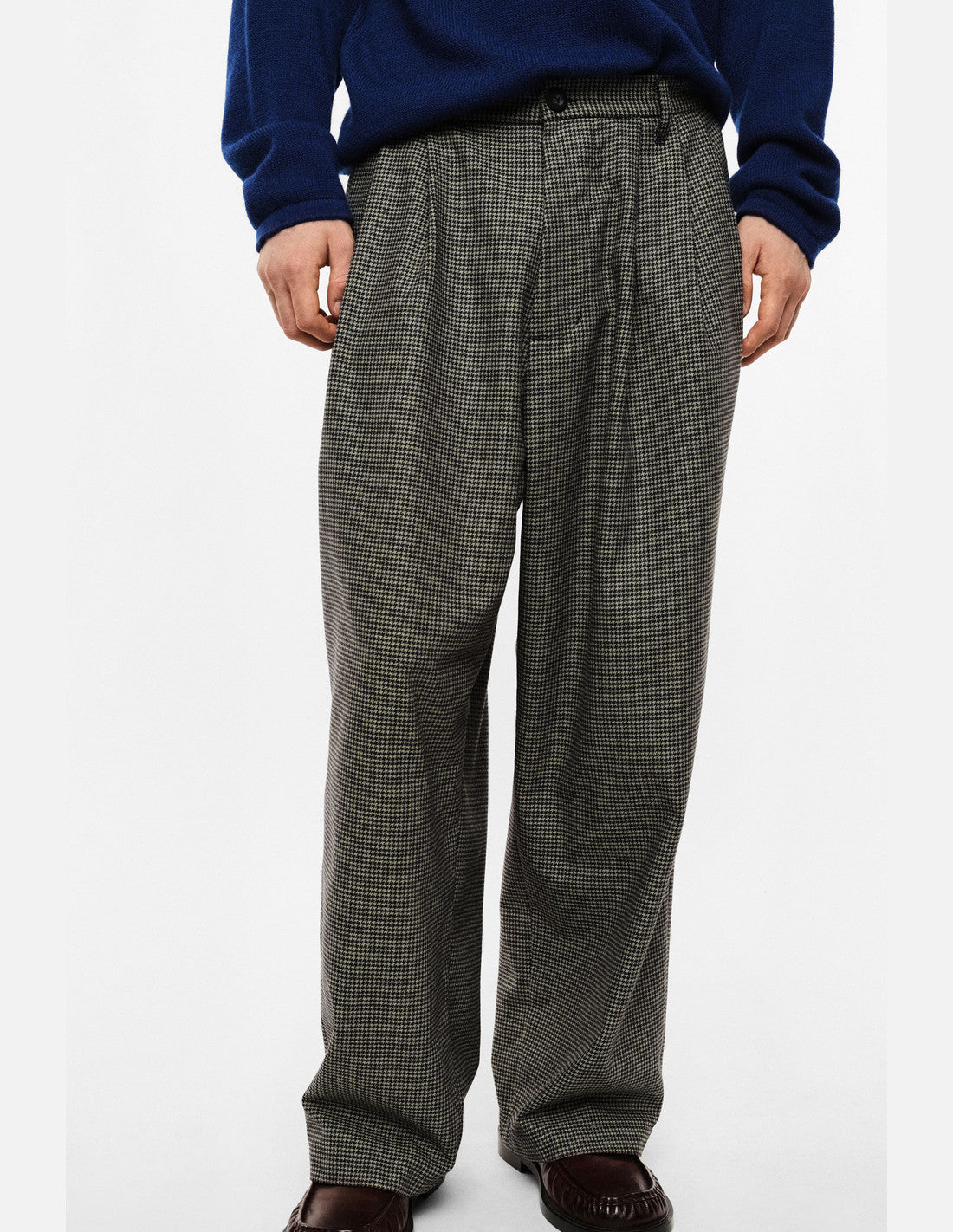 Pantalon large à plis micro pied-de-poule, taupe vert violet, porté de profil