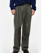 Pantalon large à plis micro pied-de-poule, taupe vert violet, porté de profil