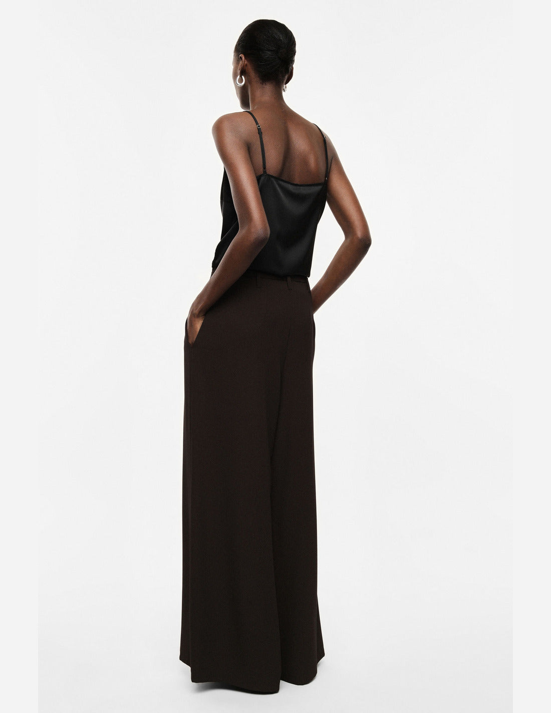 Pantalon palazzo taille haute ceinturé en crêpe porté, vue de dos – marron – Imperial Femme
