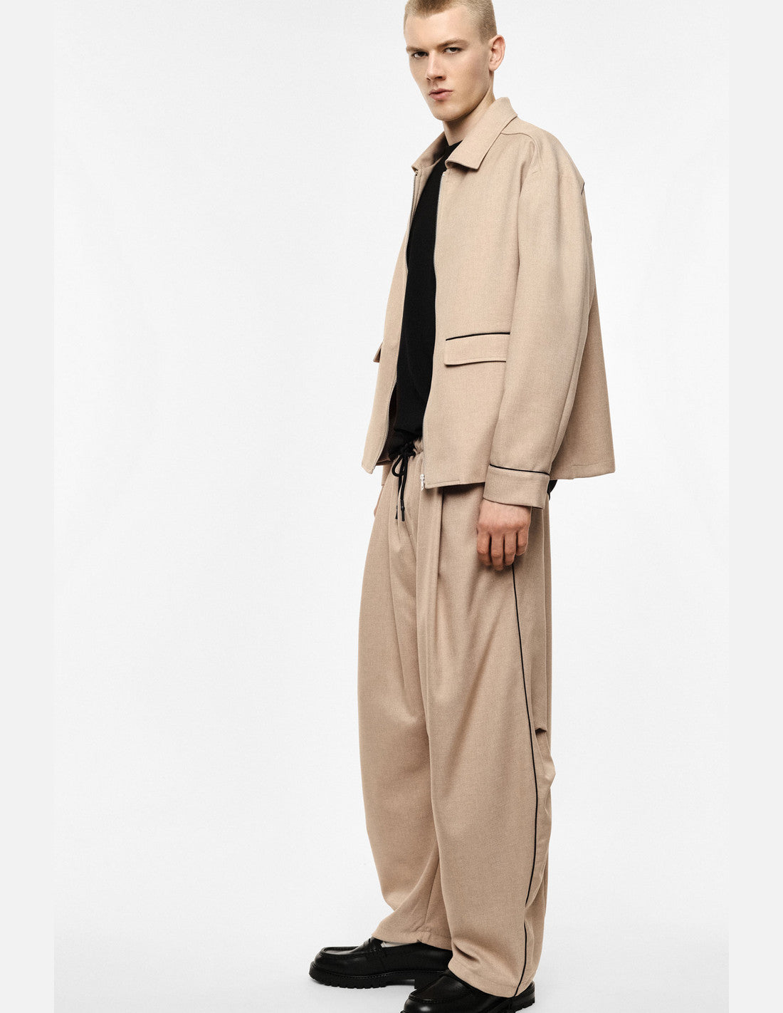 Pantalon baggy à liserés contrastés, beige, porté de face