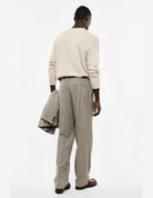 Pantalon à pinces et pli marqué, taupe, porté de dos