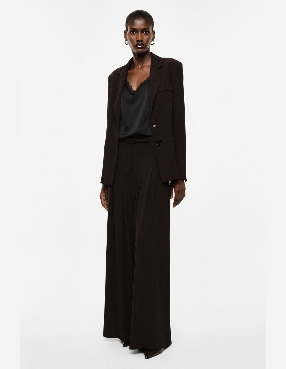 Pantalon palazzo taille haute ceinturé en crêpe porté, silhouette – marron – Imperial Femme
