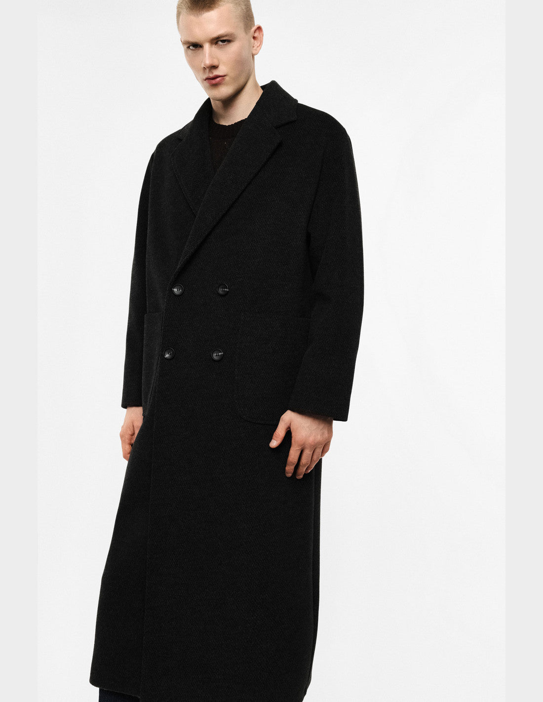 Manteau long croisé à poches plaquées, gris anthracite, porté de profil