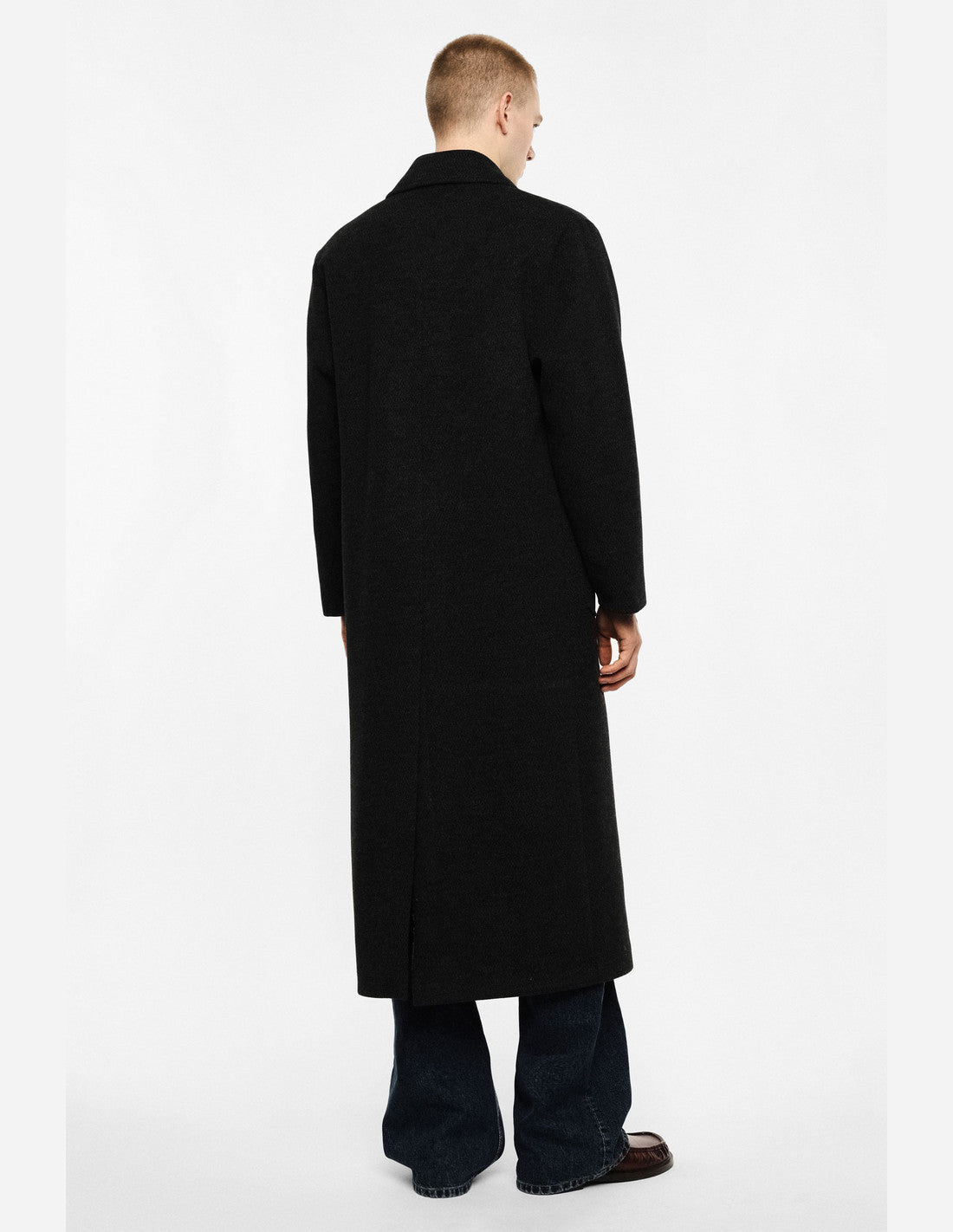 Manteau long croisé à poches plaquées, gris anthracite, porté de dos