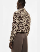 Chemise à imprimé animalier, beige et marron, porté de dos