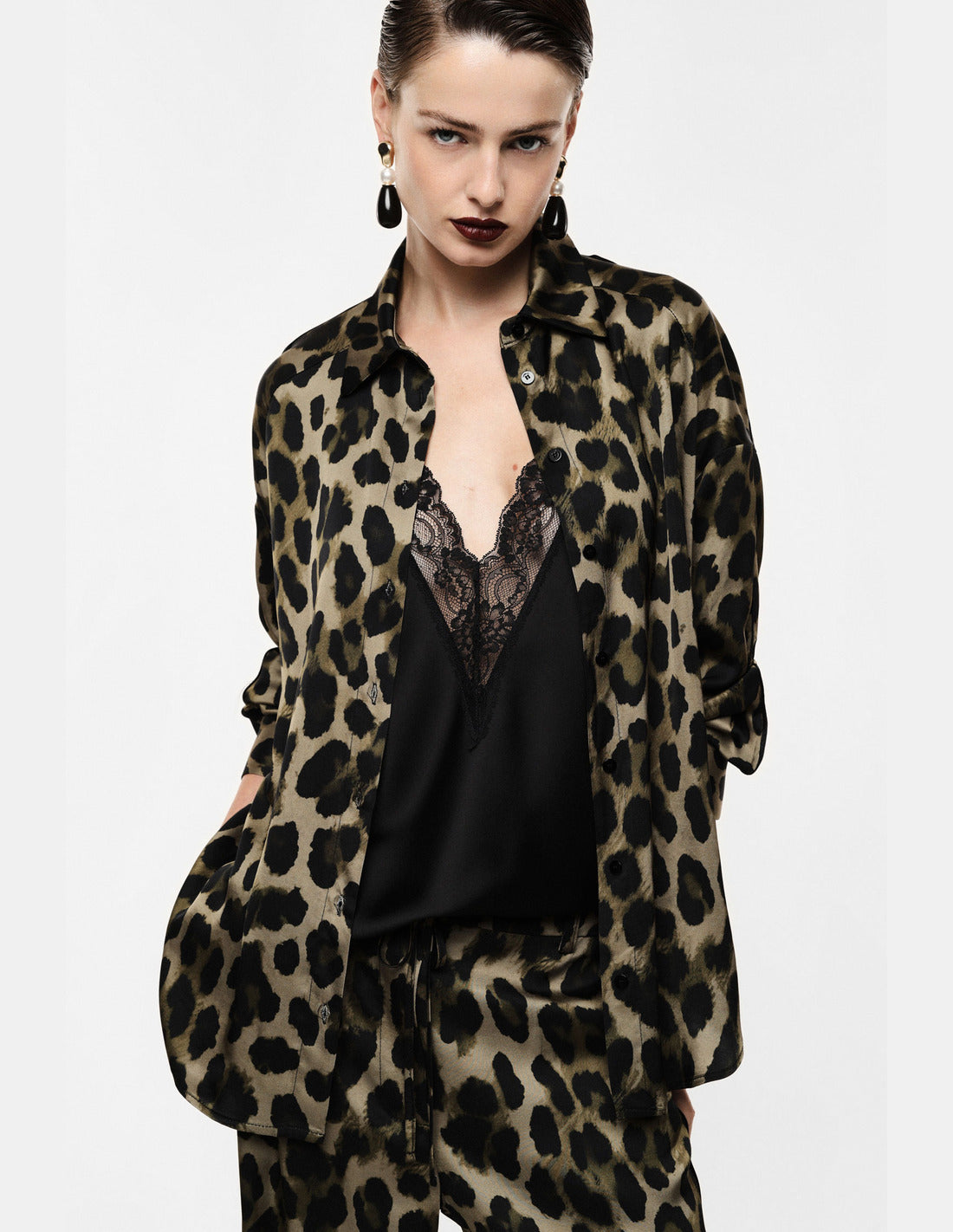 Chemise fluide imprimé léopard en viscose portée – kaki foncé et noir – Imperial Femme