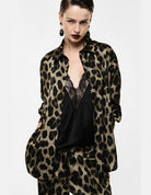 Chemise fluide imprimé léopard en viscose portée – kaki foncé et noir – Imperial Femme