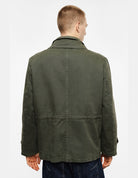 Surchemise saharienne à quatre poches, vert militaire, porté de profil