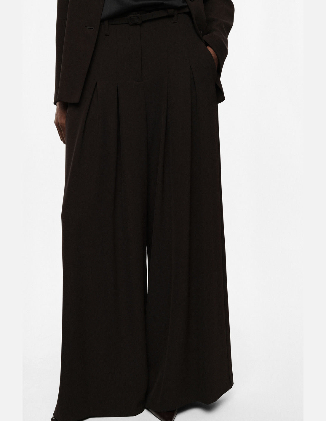 Pantalon palazzo taille haute ceinturé en crêpe porté, détail – marron – Imperial Femme