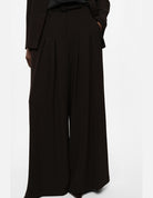 Pantalon palazzo taille haute ceinturé en crêpe porté, détail – marron – Imperial Femme