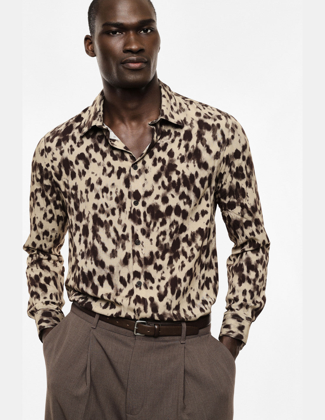 Chemise à imprimé animalier, beige et marron, porté de face