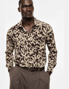 Chemise à imprimé animalier, beige et marron, porté de face