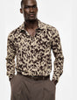 Chemise à imprimé animalier, beige et marron, porté de face