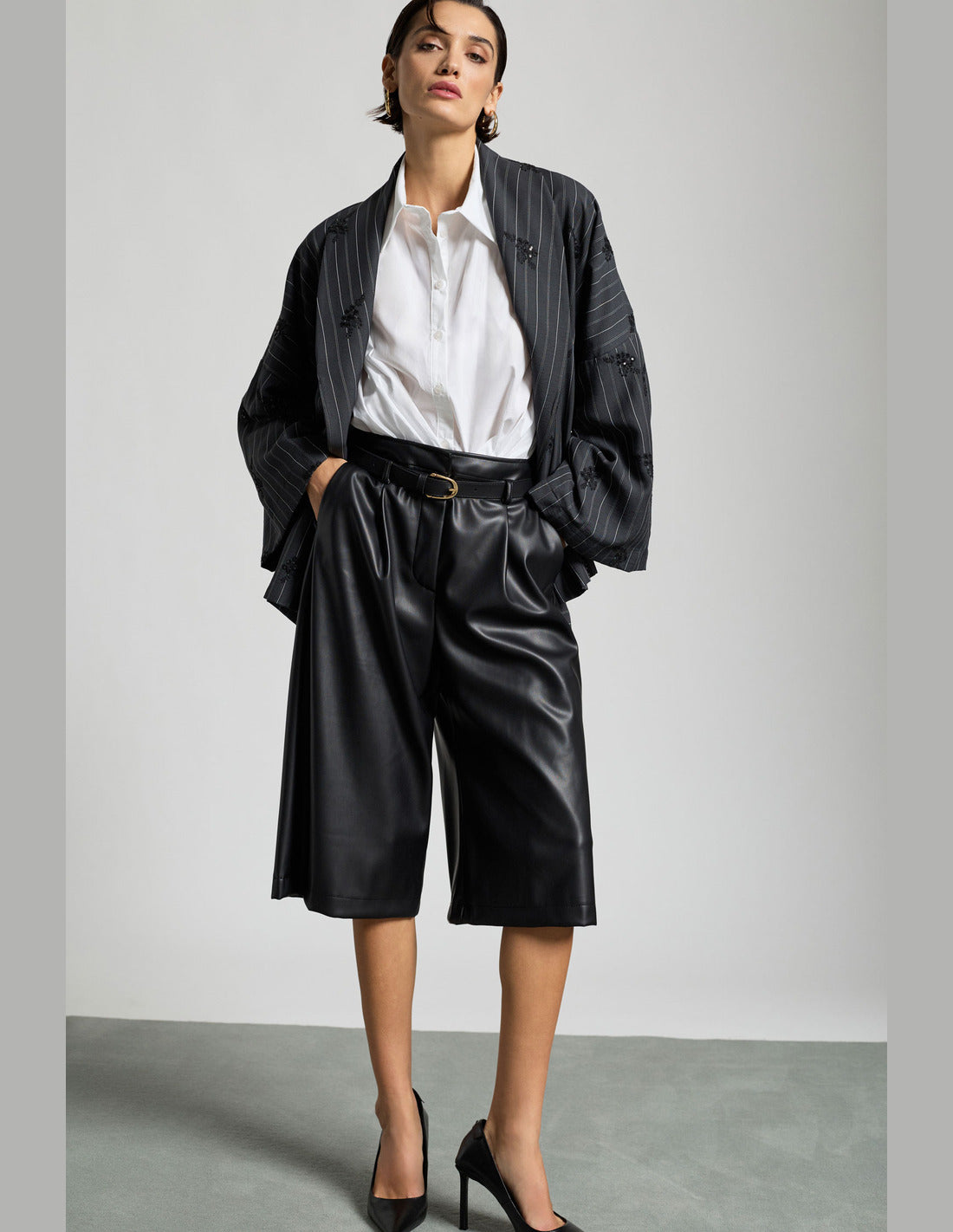 Bermuda taille haute effet cuir ceinturé porté – noir – Imperial Femme