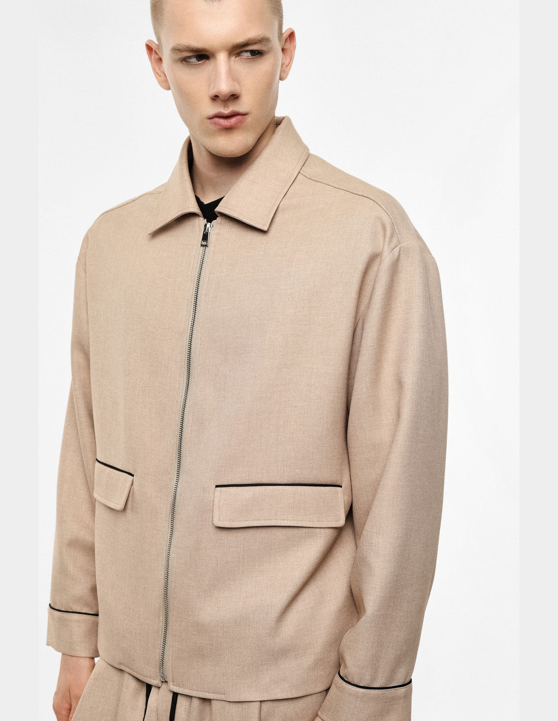Surchemise zippée à passepoils contrastés, beige, porté de profil