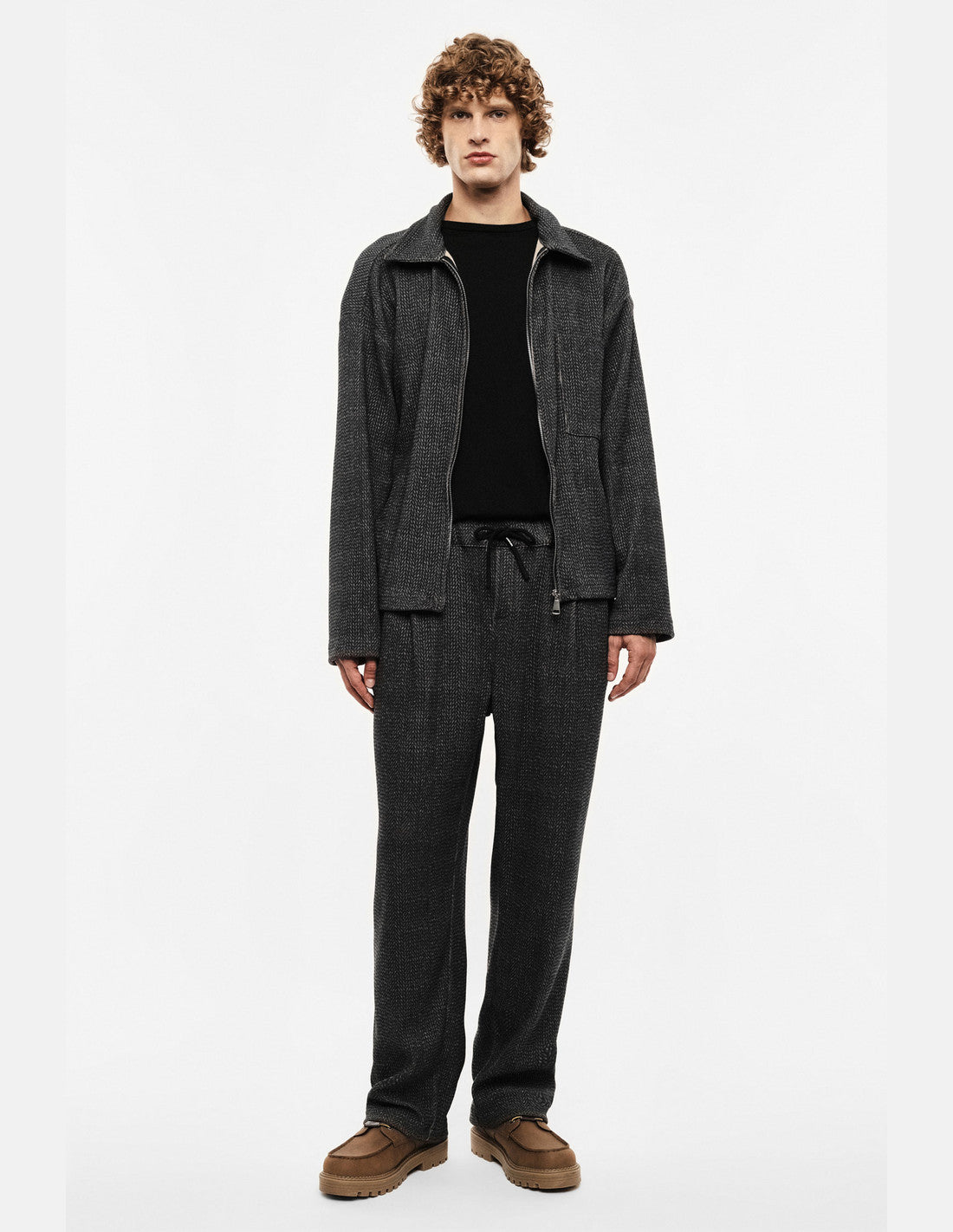 Pantalon baggy à chevrons et cordon, gris anthracite, porté de face