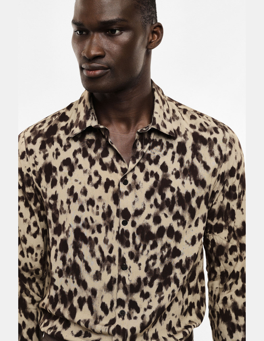 Chemise à imprimé animalier, beige et marron, porté de profil