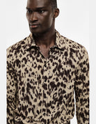 Chemise à imprimé animalier, beige et marron, porté de profil