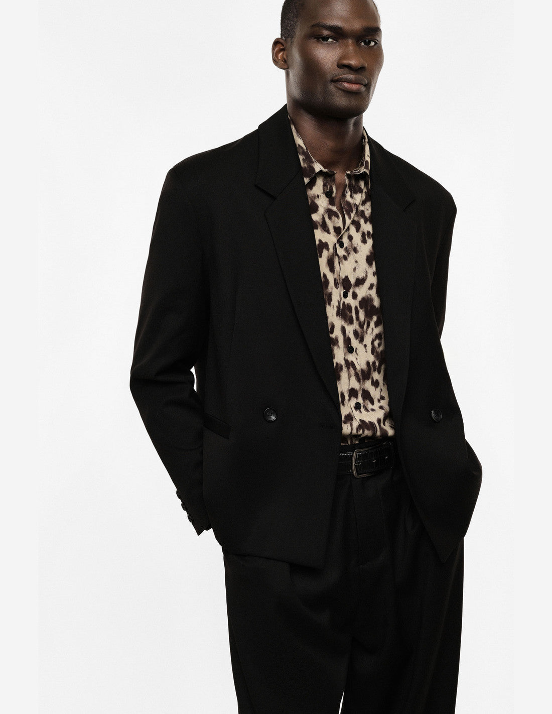 Blazer court croisé, noir, porté de face