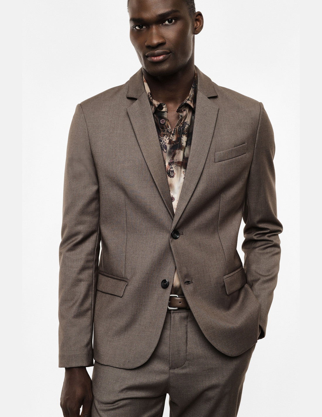 Blazer droit à deux boutons, taupe, porté de face