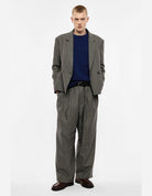 Pantalon large à plis micro pied-de-poule, taupe vert violet, porté de face
