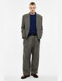 Pantalon large à plis micro pied-de-poule, taupe vert violet, porté de face