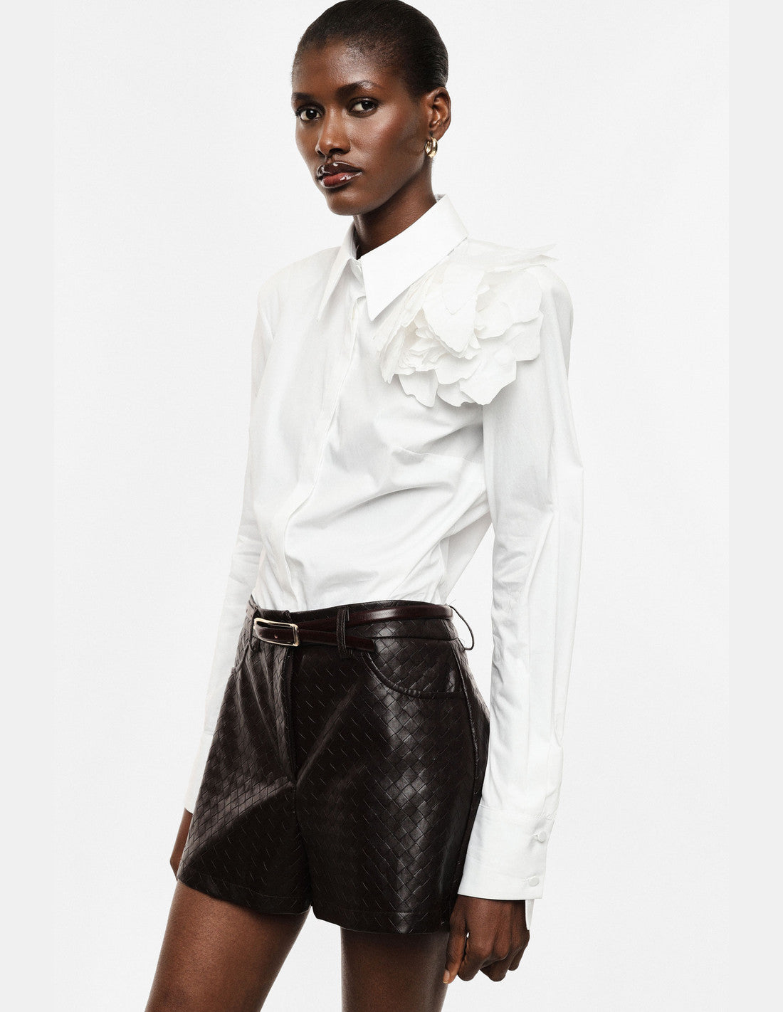 Chemise à col classique et fleur en relief, blanc, portée de face