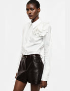 Chemise à col classique et fleur en relief, blanc, portée de face