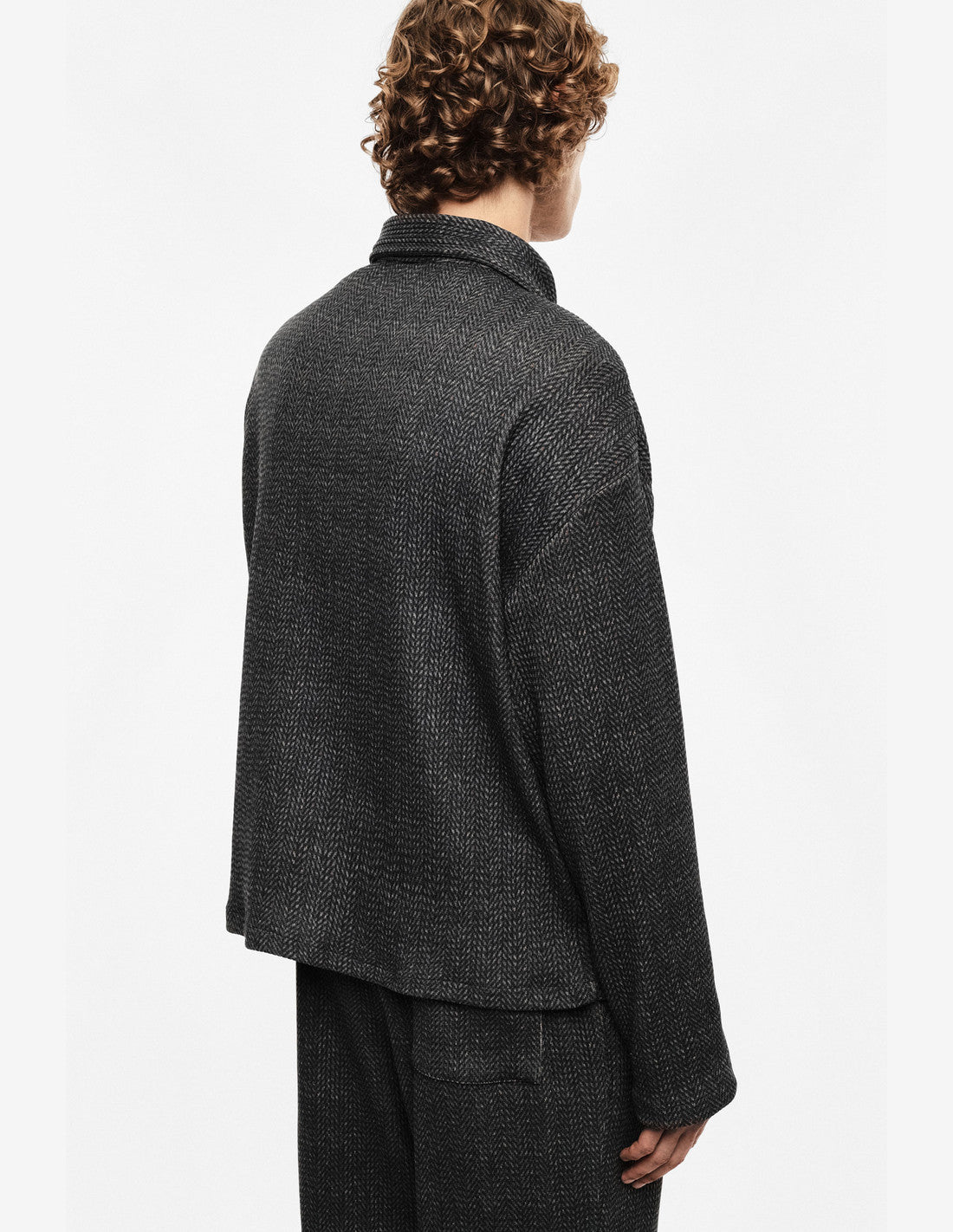 Chemise zippée à motif chevrons, gris anthracite, porté de dos