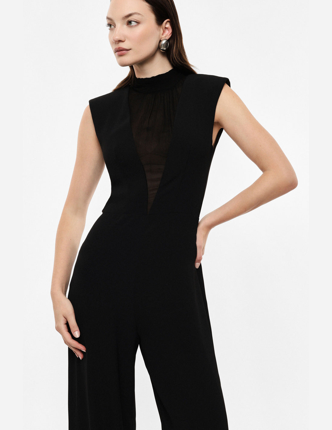 Combinaison col montant en crêpe fluide portée, détail du tulle – Imperial Femme