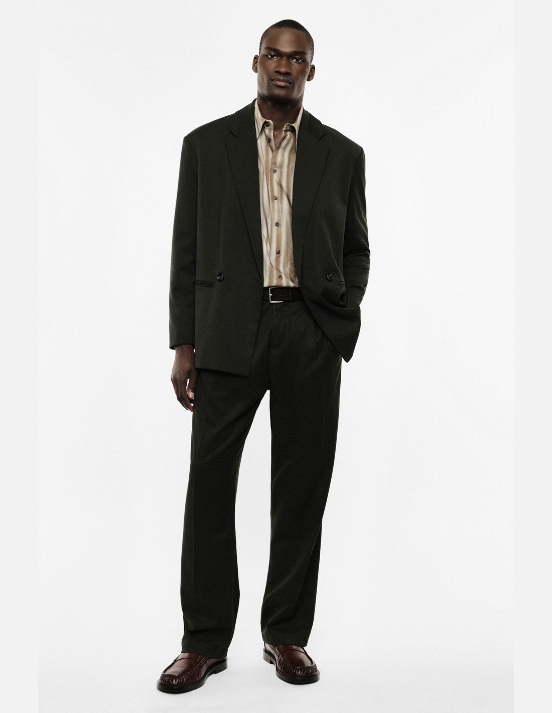 Pantalon droit à pinces, vert forêt, porté de dos