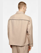 Surchemise zippée à passepoils contrastés, beige, porté de dos