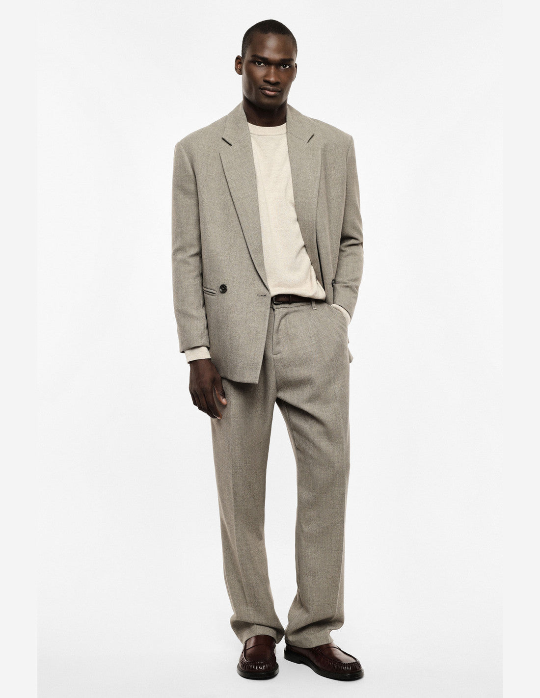 Pantalon à pinces et pli marqué, taupe, porté de face
