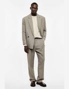 Pantalon à pinces et pli marqué, taupe, porté de face
