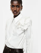Chemise à col classique et fleur en relief, blanc, portée, détail