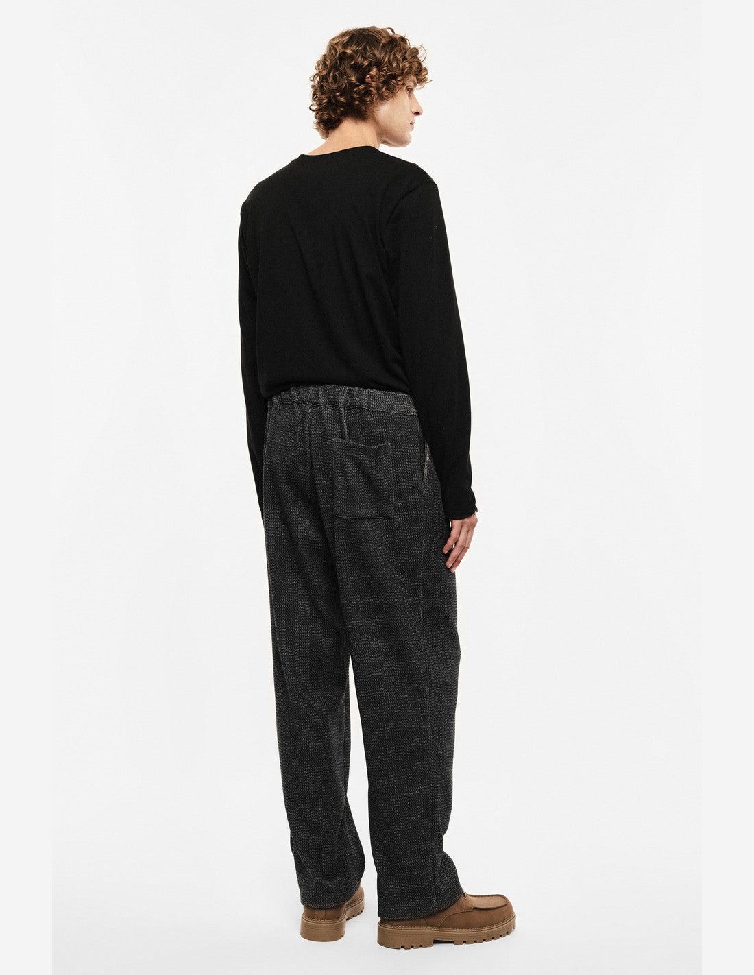 Pantalon baggy à chevrons et cordon, gris anthracite, porté de dos