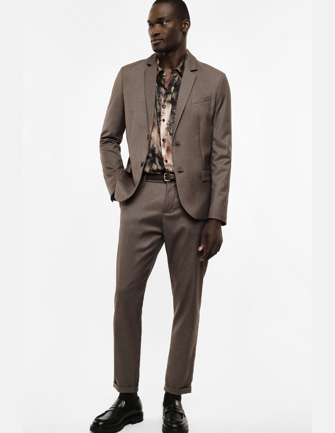 Pantalon chino à revers, taupe, porté de face