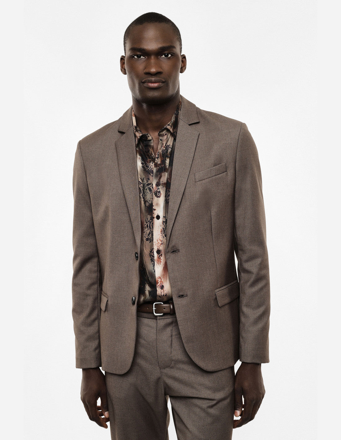 Blazer droit à deux boutons, taupe, porté de dos