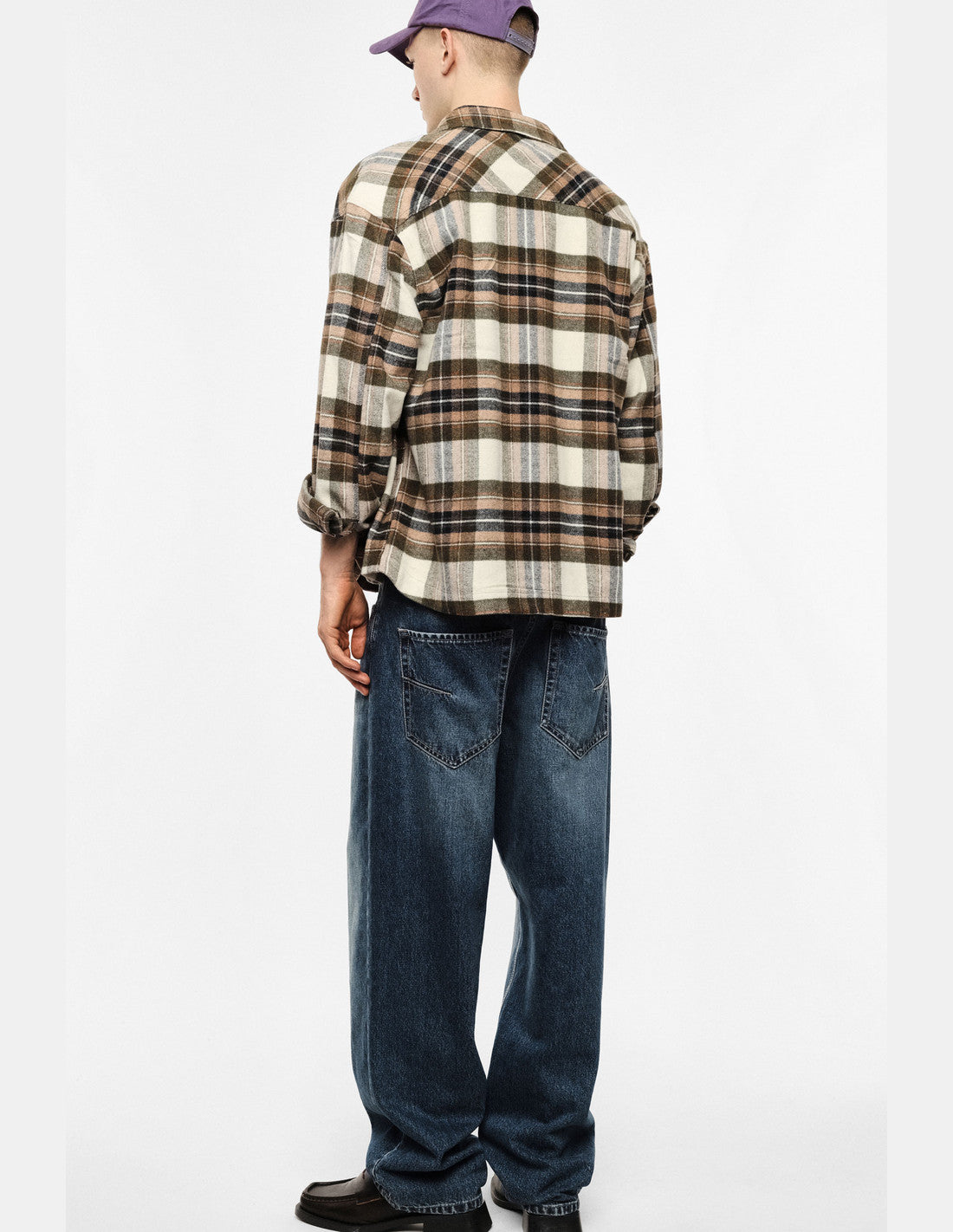 Jean baggy taille mi-haute, bleu denim, porté de dos