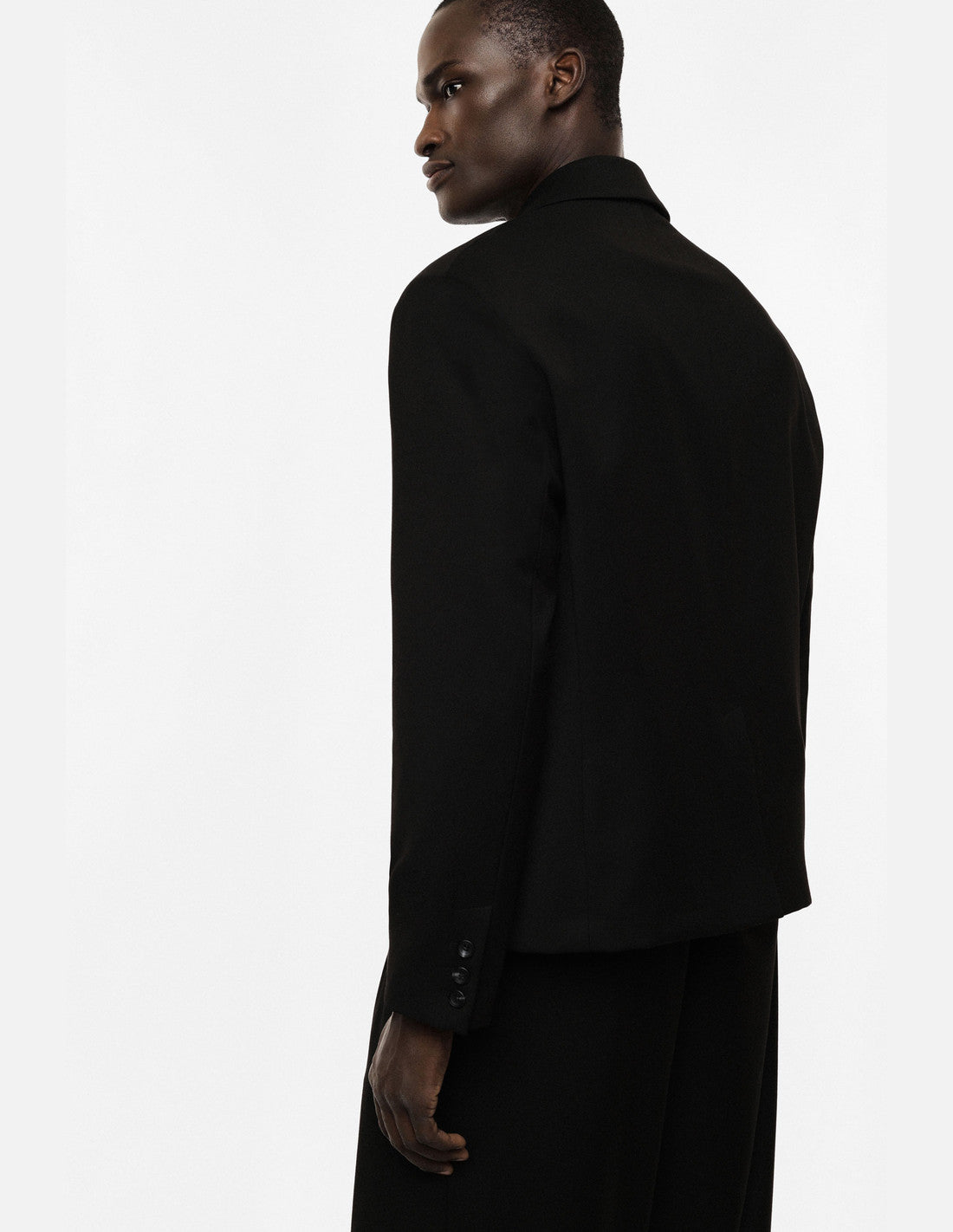 Blazer court croisé, noir, porté de dos