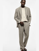 Pantalon à pinces et pli marqué, taupe, porté, détail