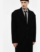 Manteau long oversize en laine mélangée porté, vue de trois-quarts – Imperial Homme
