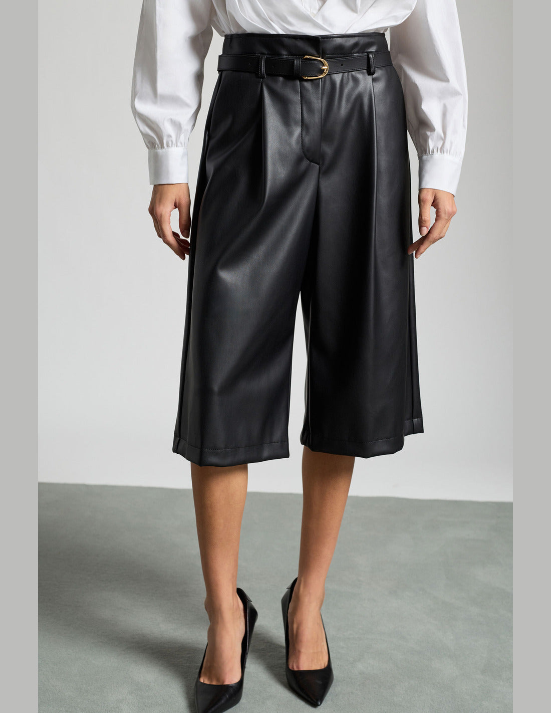 Bermuda taille haute effet cuir ceinturé porté, détail – noir – Imperial Femme