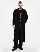 Manteau long croisé à poches plaquées, gris anthracite, porté de face