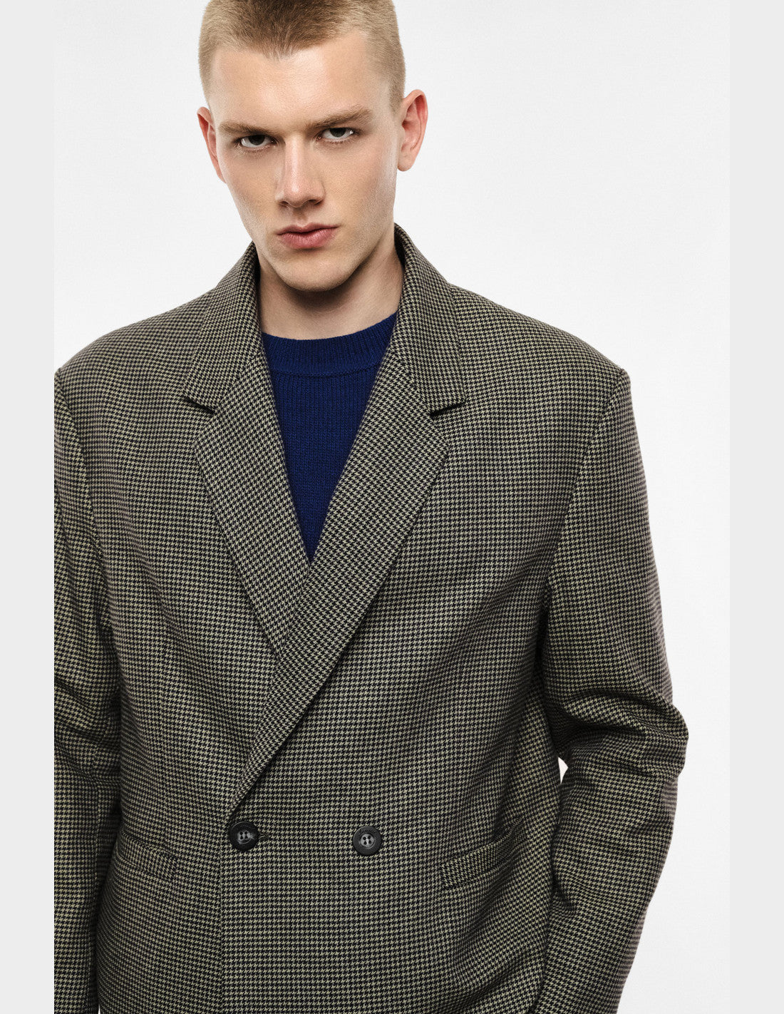 Blazer croisé micro pied-de-poule, taupe vert violet, porté de profil