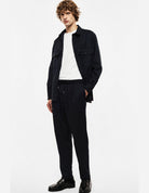 Pantalon de ville coupe jogging, bleu marine, porté de face