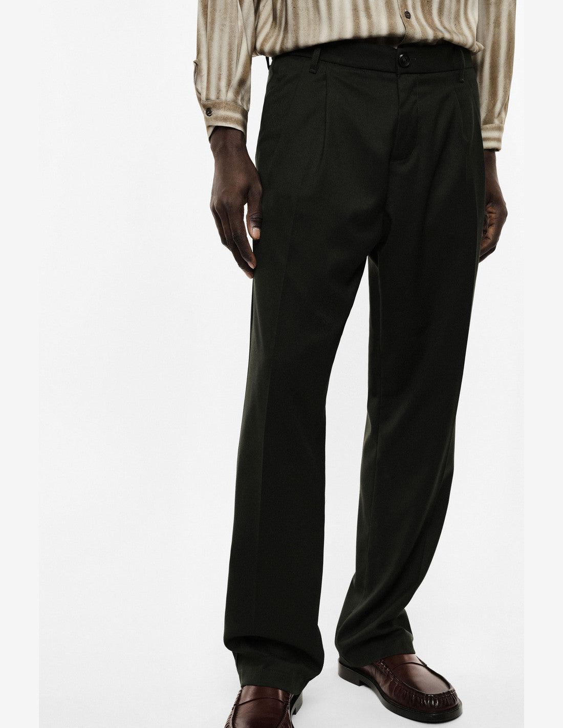 Pantalon droit à pinces, vert forêt, porté, détail