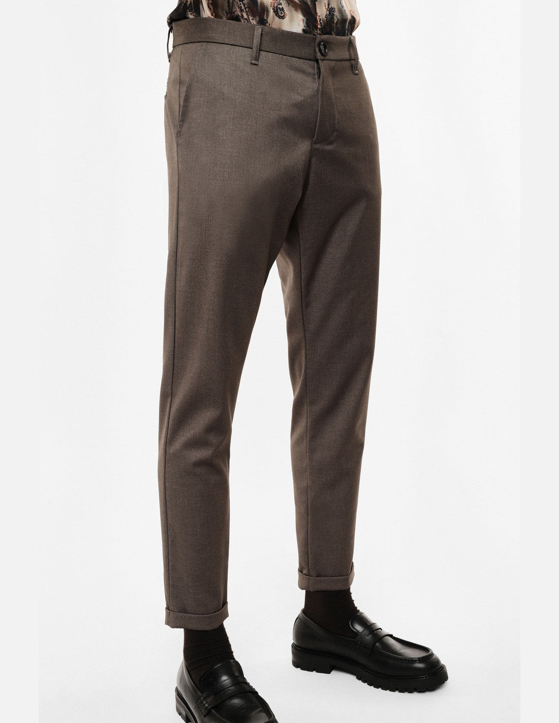 Pantalon chino à revers, taupe, porté de profil