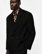Blazer court croisé, noir, porté de profil